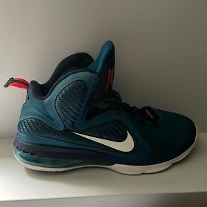 Lebron 9 swingman. A Little bit scuffs. Size 9us.